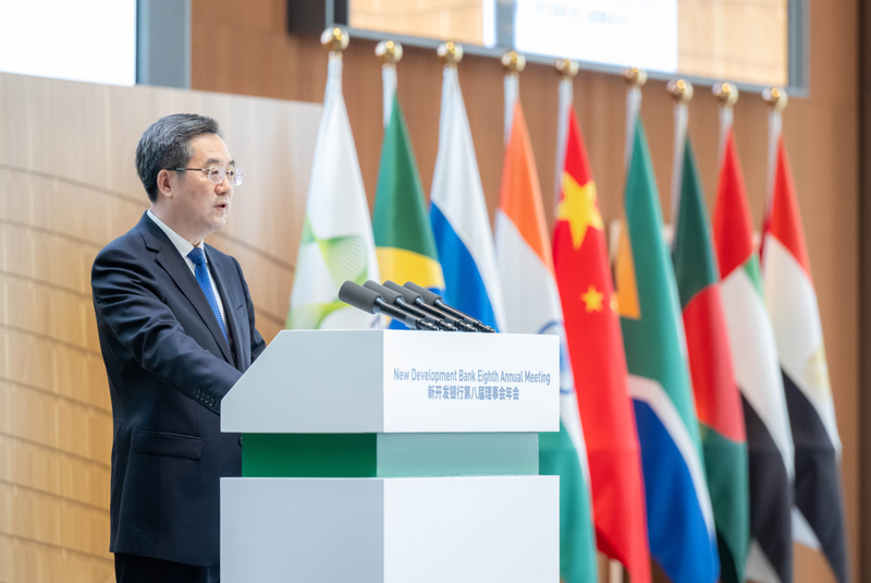 澳门六合彩内幕资料
教师担任新开发银行第八届理事会年会同传译员